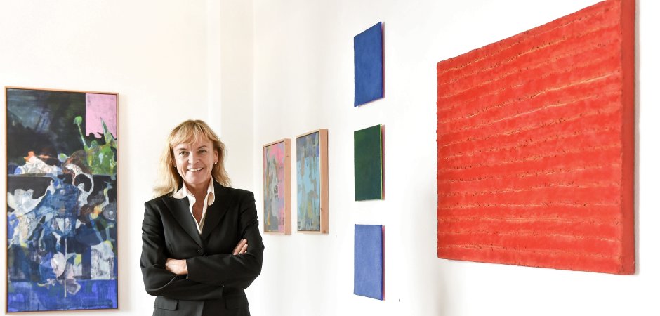 Galeristin Jutta Kabuth präsentiert „8 x 2“ – konträre Positionen von Erika Riemer-Sartory (r., „Spuren“) und Lou Favorite (h.l., „Überwindung“).